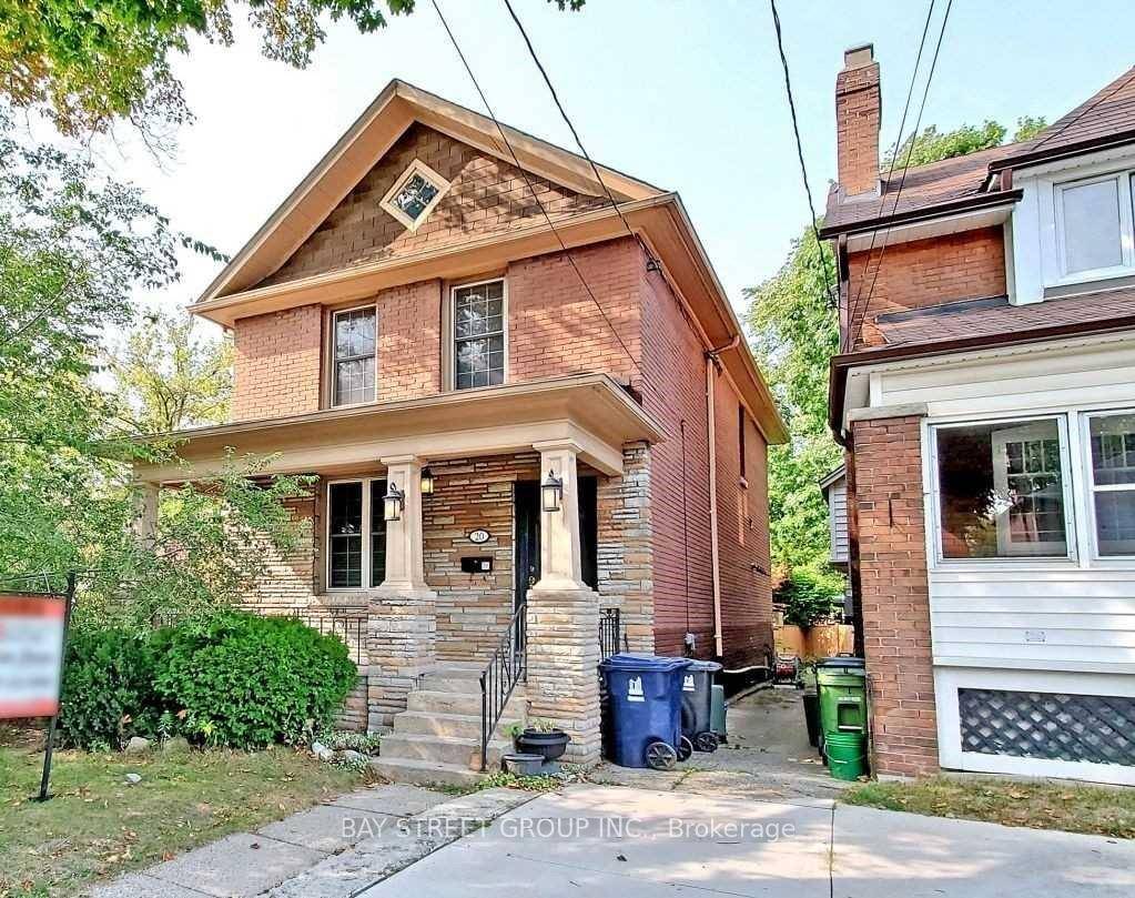 Excellent Location ! 3 2 Beds, 3.