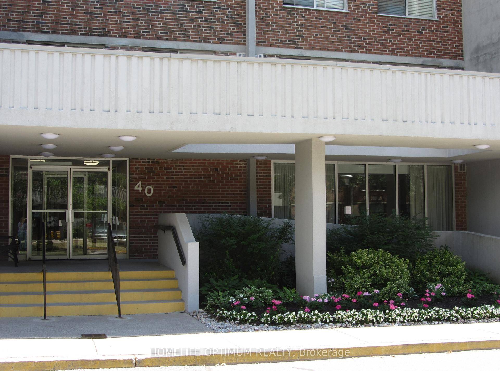 Conveniently Located Steps Away from Shops, Schools, Transit, Southlake Hospital, Parks, Upper Canada Mall and More !