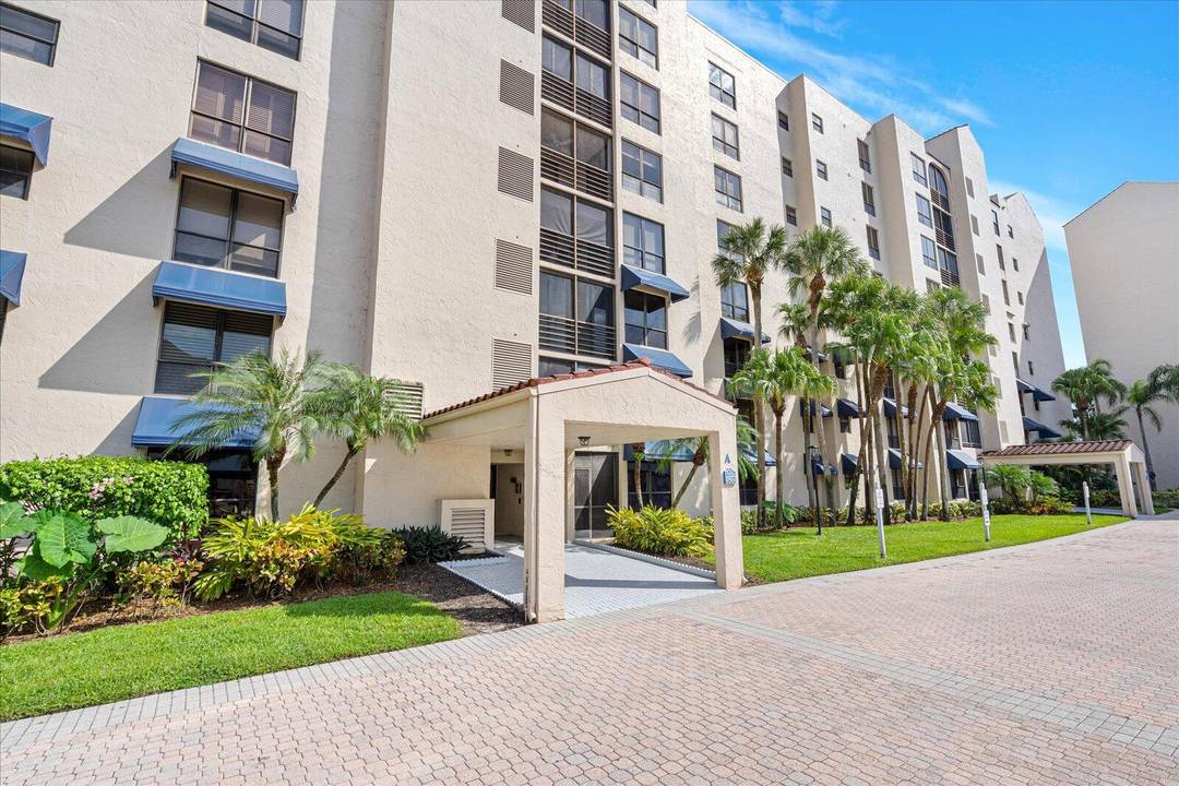 Beautiful Boca Pointe condo for rent.