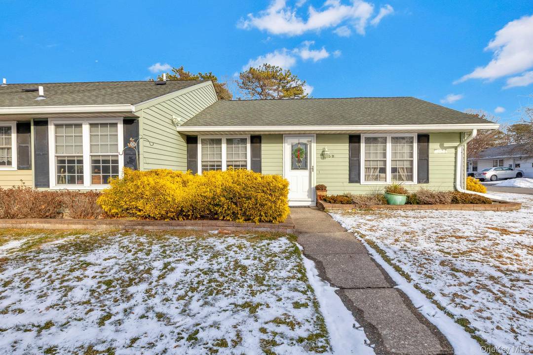 The Hampton model in Leisure Village of Ridge offers 1, 400 sq.