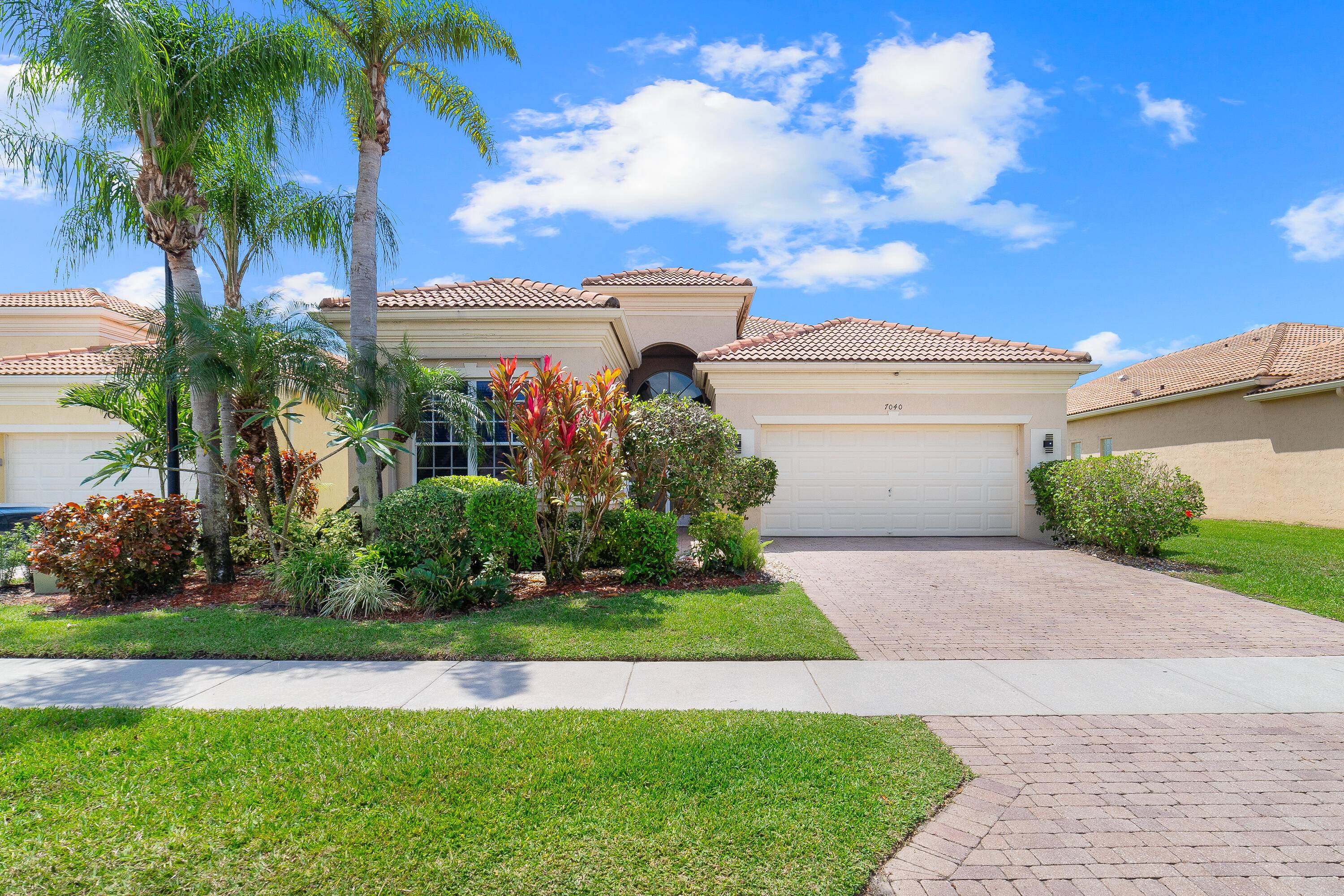 Welcome to this spacious 2 bedroom DEN, 2 bathroom single family home in the sought after Vizcaya 55 community of Delray Beach.