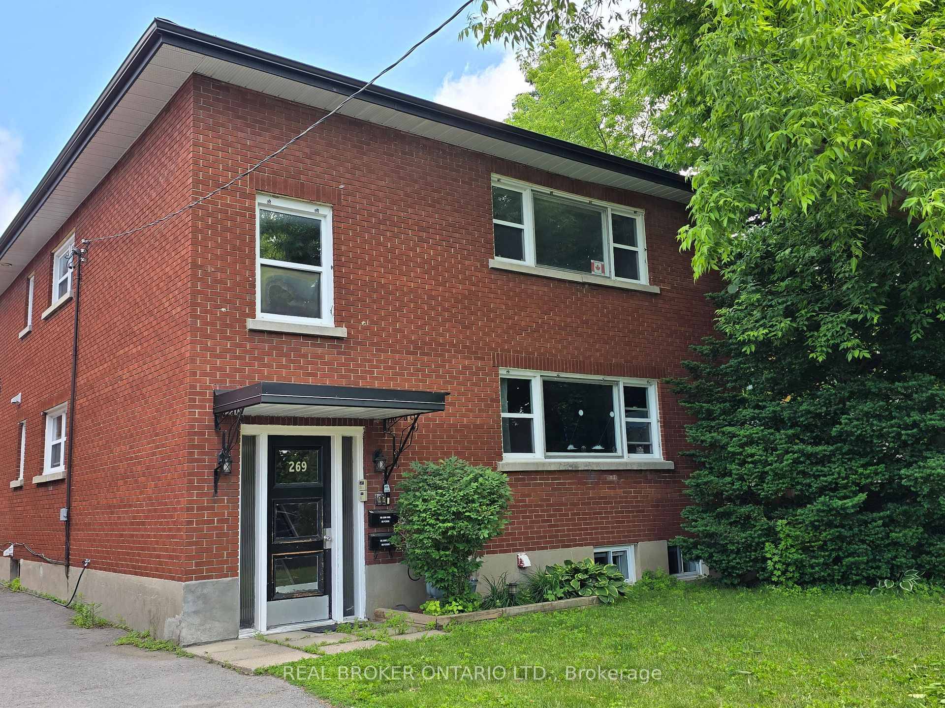 This main level, 3 bedroom apartment is simply amazing !