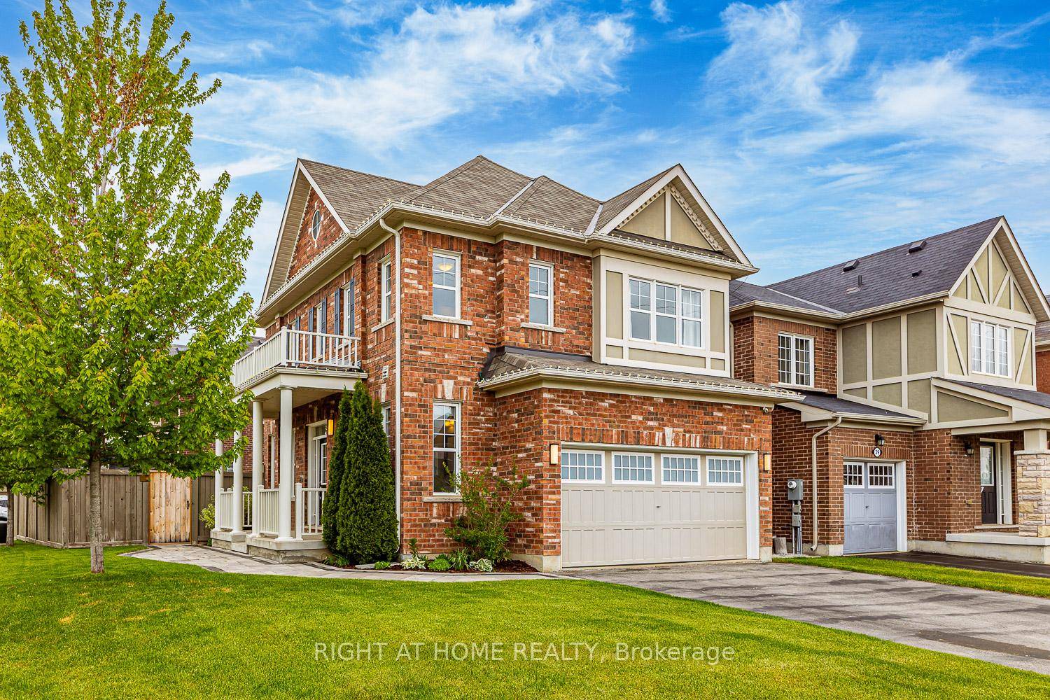 Welcome to this stunning detached home offering the perfect blend of comfort, function, and curb appealperfect for families and entertainers alike.