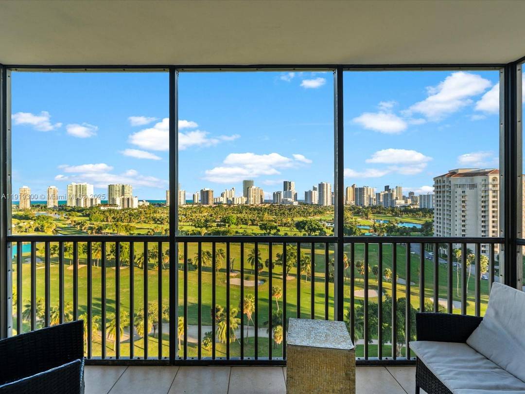 Views on views. This 16th floor Coronado beauty puts Aventura at your feet.
