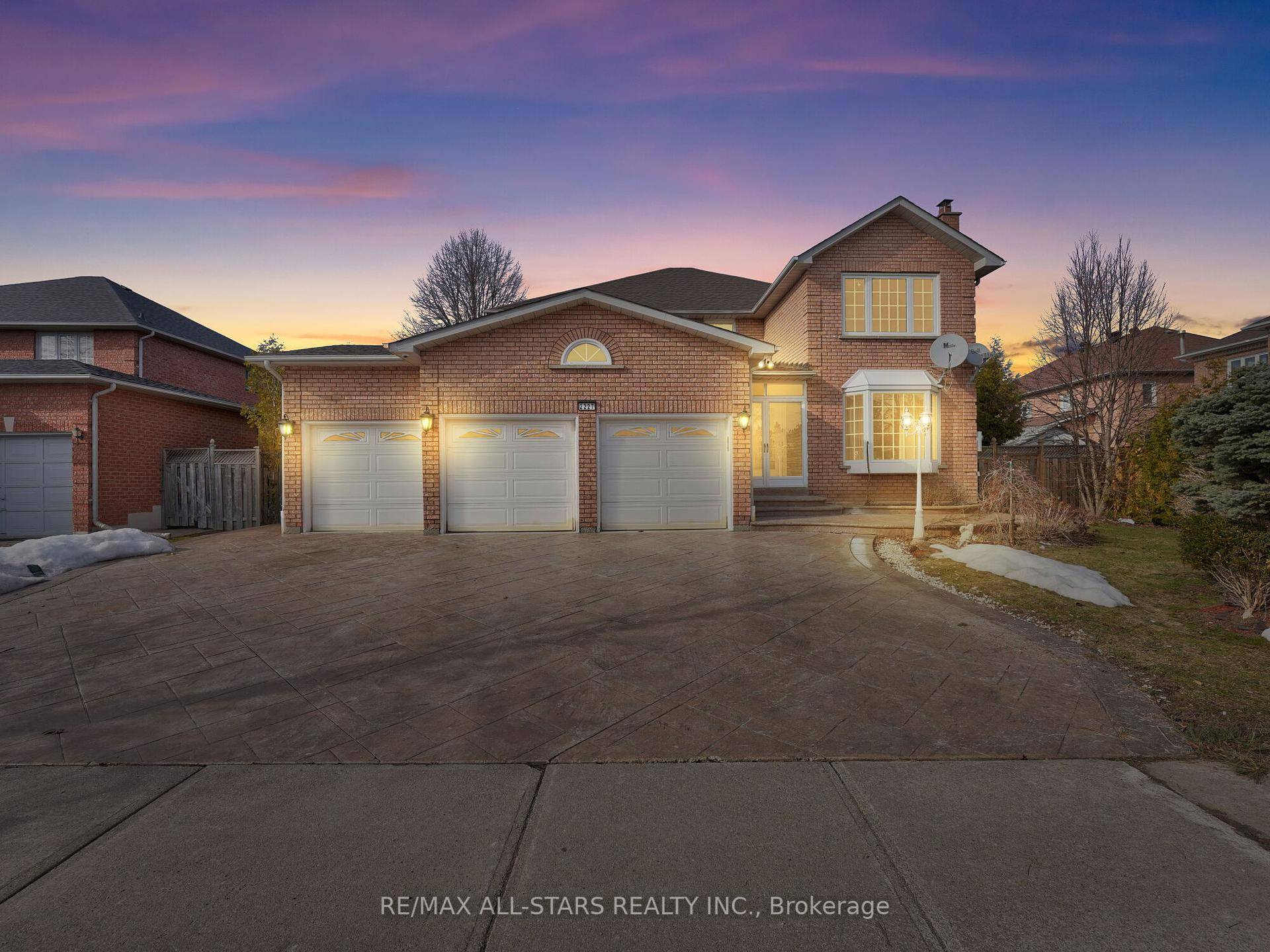Fantastic opportunity to live in this gorgeous 4 2 bedroom, 4 bathroom detached home in prestigious amp ; sought after Cachet neighbourhood.