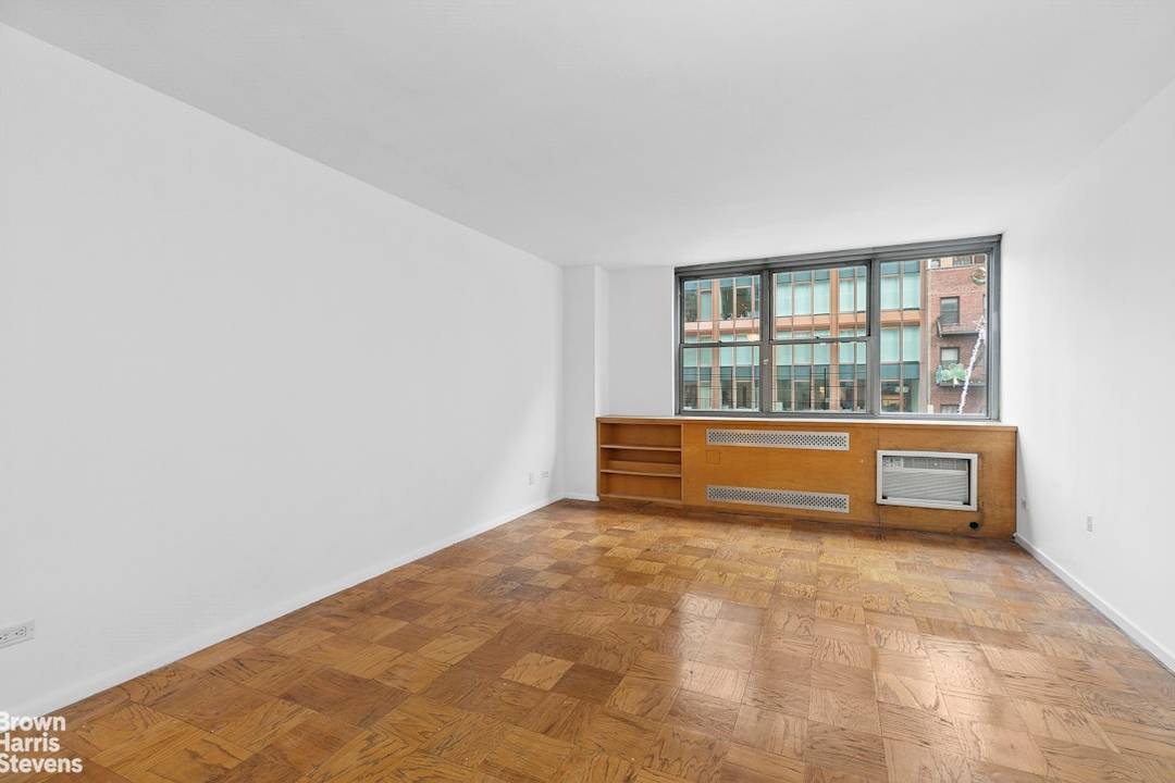 A spacious and versatile apartment that comes with the rare exclusive key to Gramercy Park.