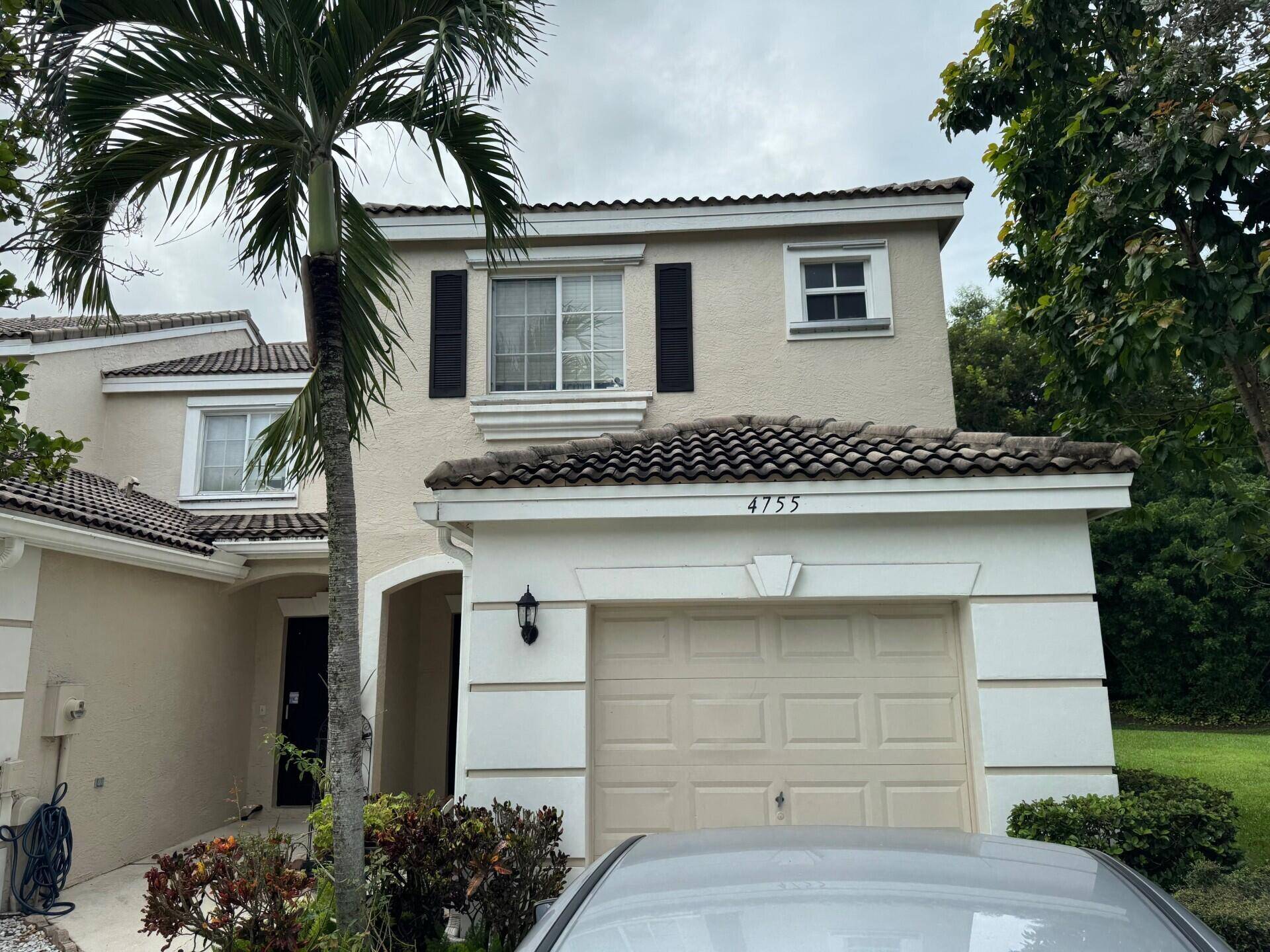 BEAUTIFUL TOWNHOME WITH 3 BEDROOMS 2.
