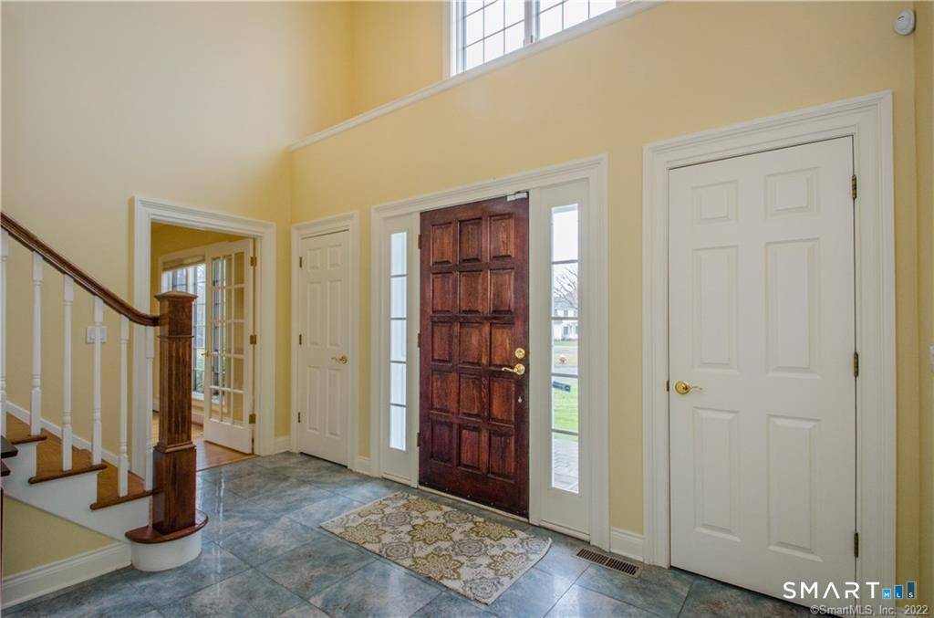 NEW RENTAL IN WEST HARTFORD OF NEWER 1993 HOME IN A POPULAR NEIGHBORHOOD SETTING WITH HIGH CEILINGS, LARGE KITCHEN FAMILY ROOM AREA, FIRST FLOOR LAUNDRY SET ON A NICE LOT ...