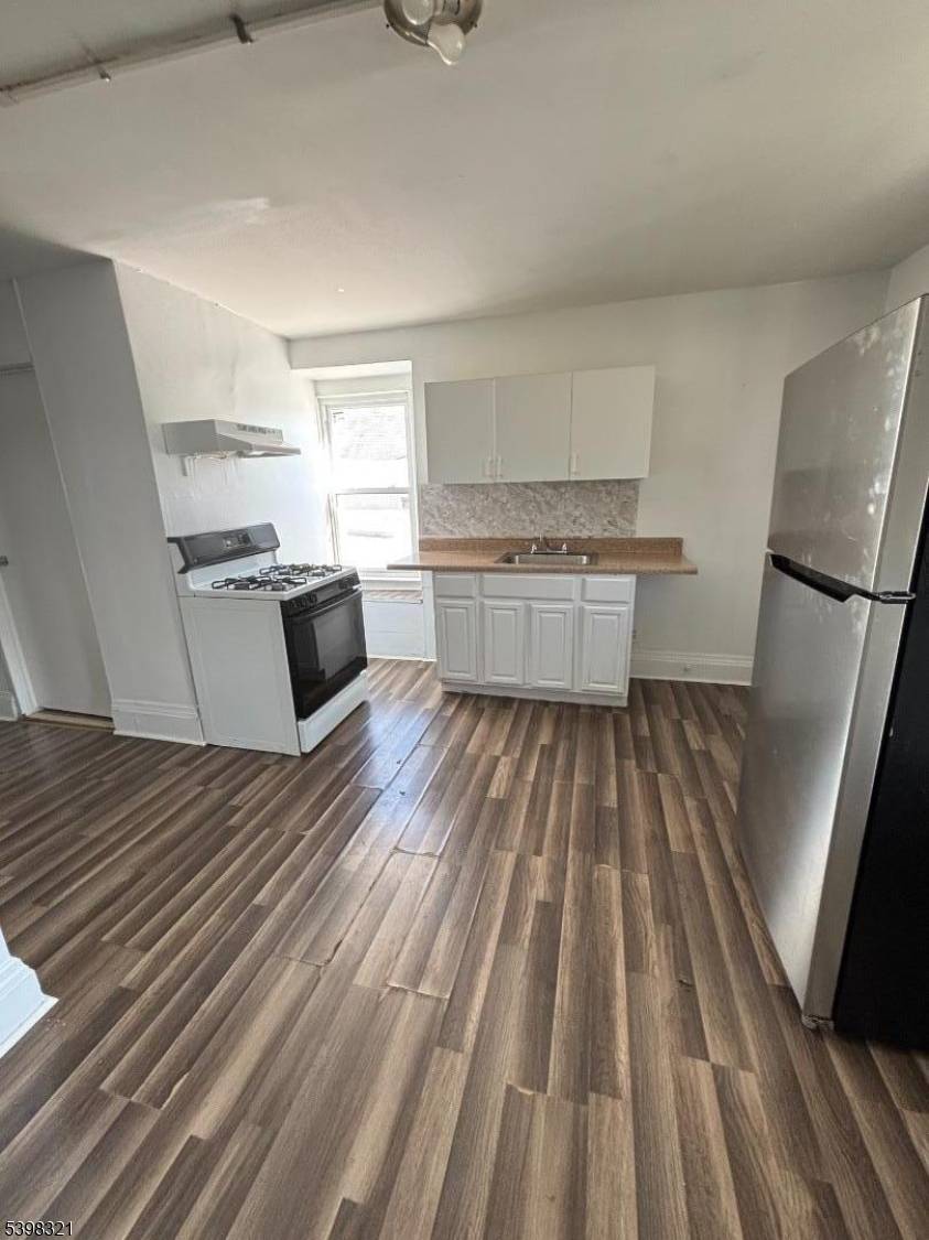 ATTENTION INVESTORS ! Amazing legal 3 family home for sale an excellent investment opportunity !