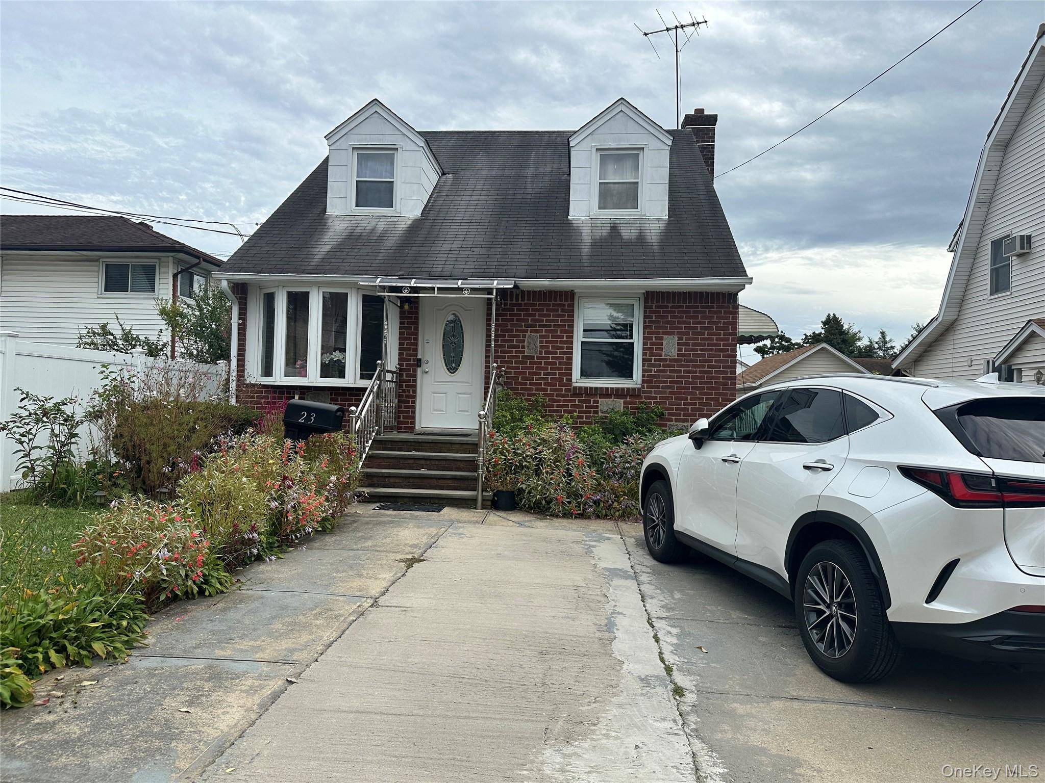 Charming Cape Cod Rental in Prime Hicksville Location.