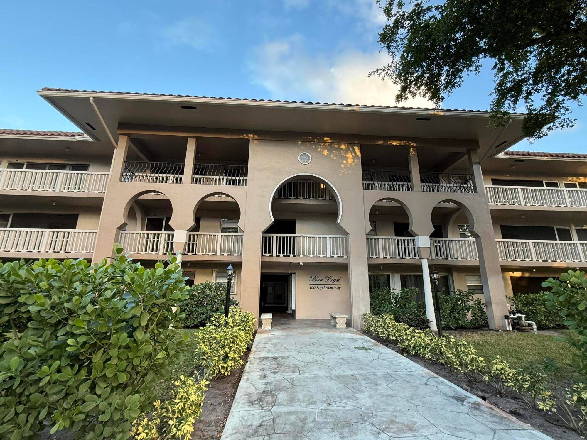 Discover the charm and convenience of 100 Royal Palm Way, a well maintained condo offering comfortable living in a prime location.