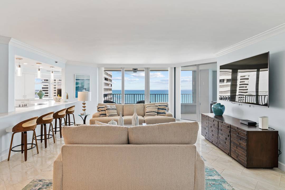 Be prepared to be blown away by the visual turquoise warm welcome of the ocean as you enter the unit.