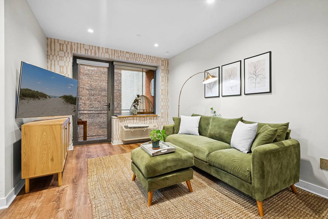 Short Sale Subject to bank approval 5k closing credit and buyer broker bonus for a contact signed in March !