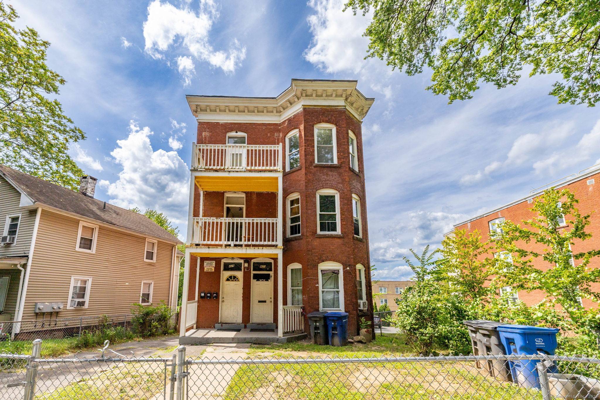 With close proximity downtown Hartford, major highways, bus lines, Bushnell Park and right across the street from Trinity College, we present 429 Summit St.