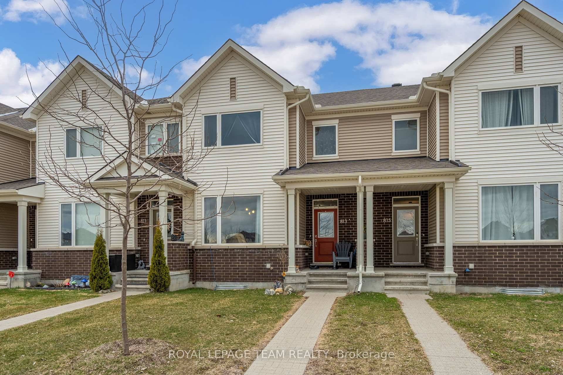 Beautiful 3 Bedroom Townhome with Double Car Garage in Barrhaven.