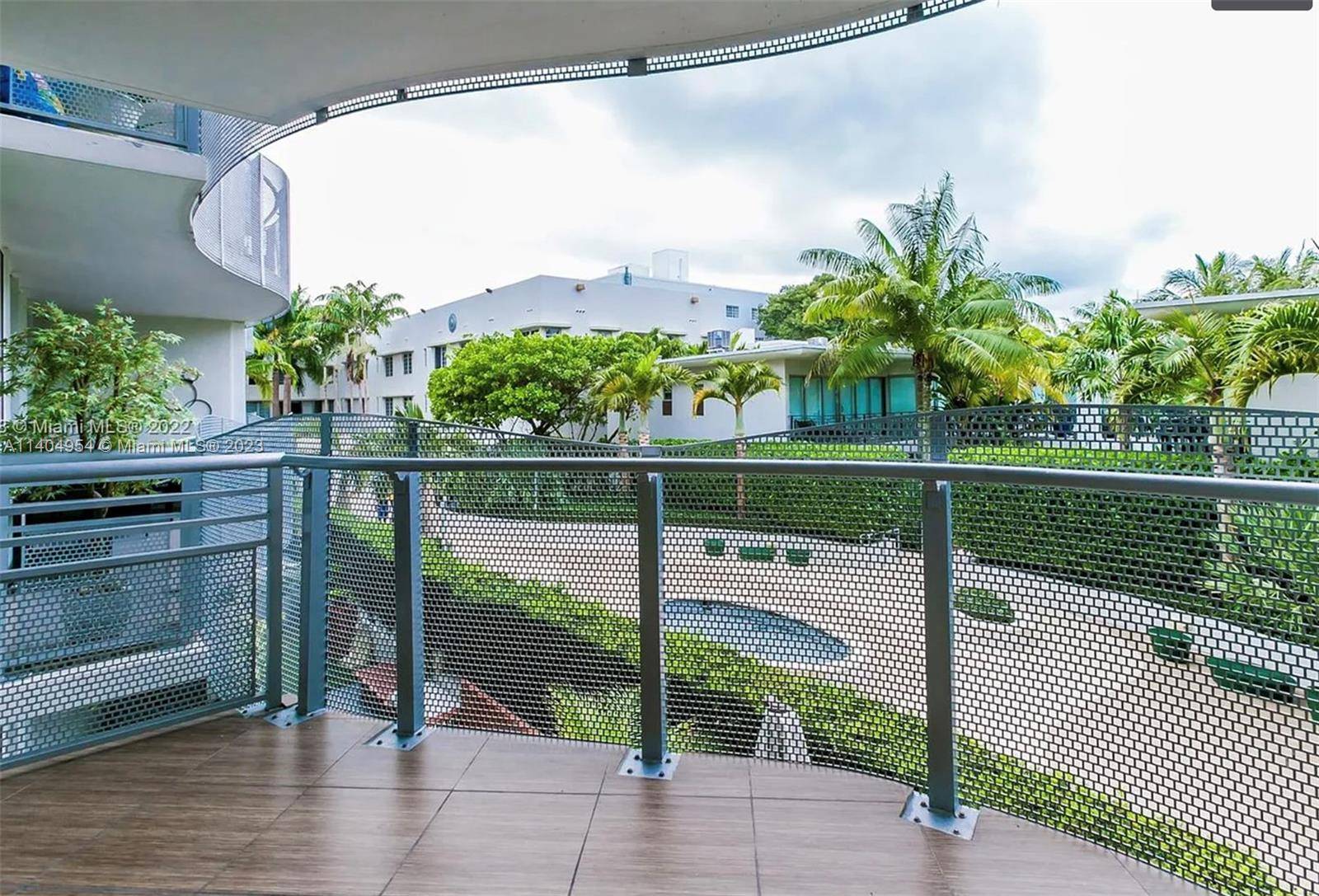 LOCATION RARE FIND UNFURNISHED UNIT in the Heart of South Beach, just 1 block away from the Ocean !