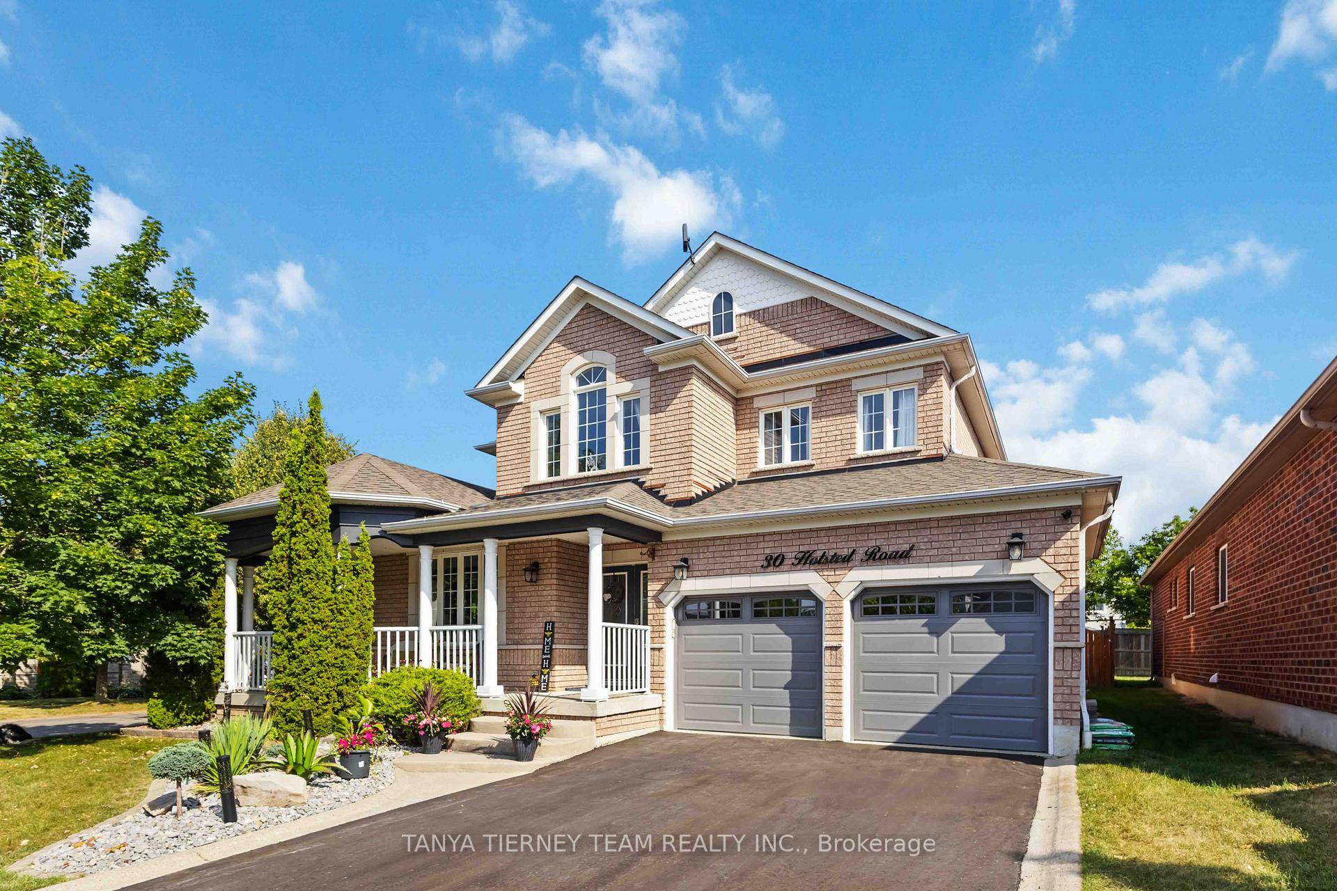 Incredible 4 bedroom, 5 bath Fernbrook family home situated on a premium corner lot !
