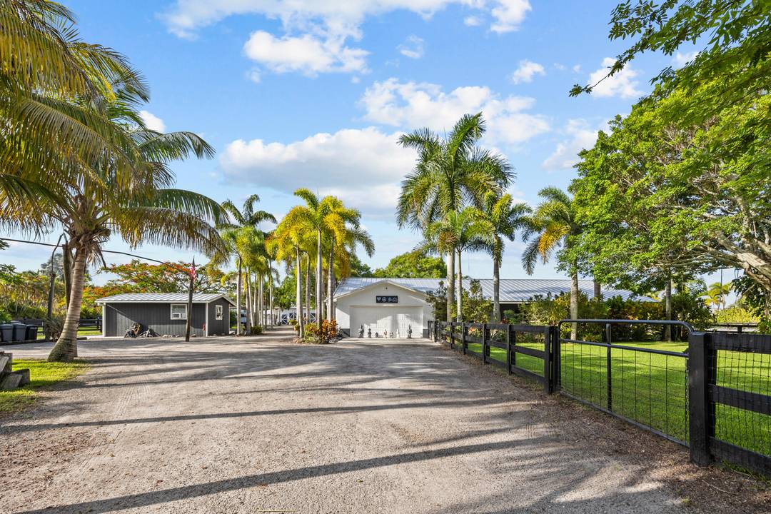 SELLER OFFERING 25, 000 TOWARDS BUYERS CLOSING COSTS !