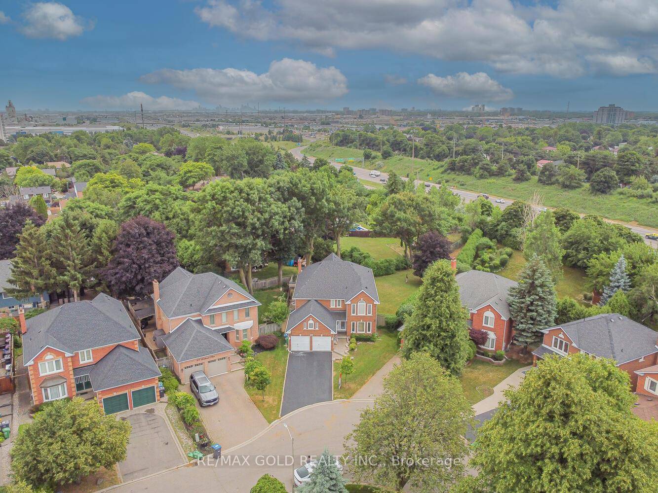 Absolutely Stunning amp ; Extensively Upgraded 5 4 Bedroom LEGAL BASEMENT Executive Home, Sitting On A Rare 163 Ft Deep Pie Shaped, Park Like Lot !
