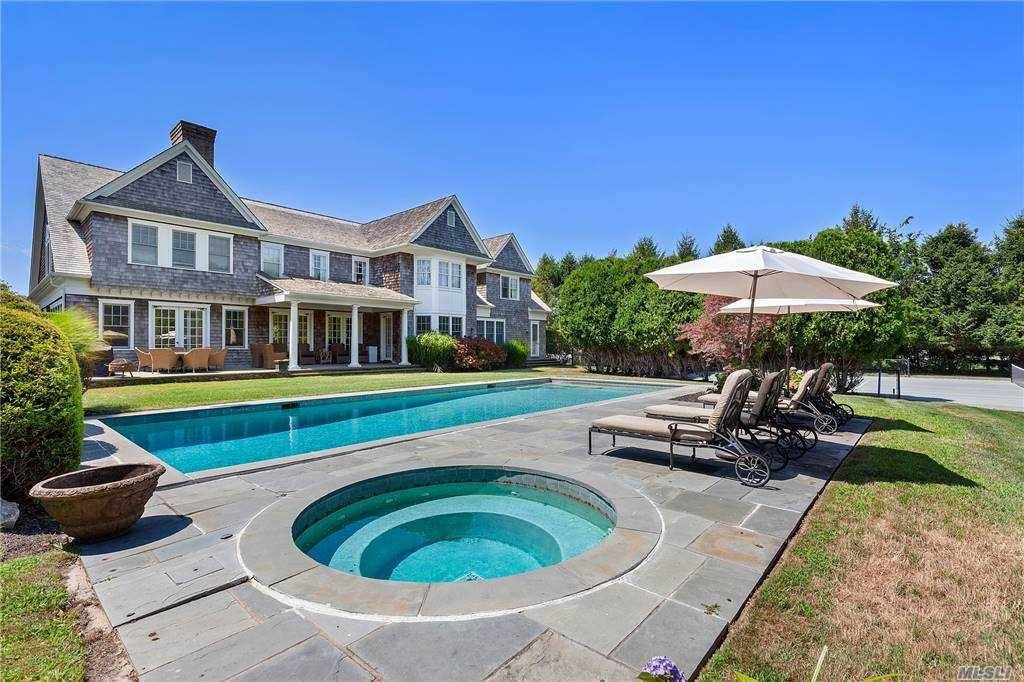Fabulous Sagaponack SOH home that is located on a cul de sac, minutes to Sagg Main Beach, local farm stands, wineries and more !