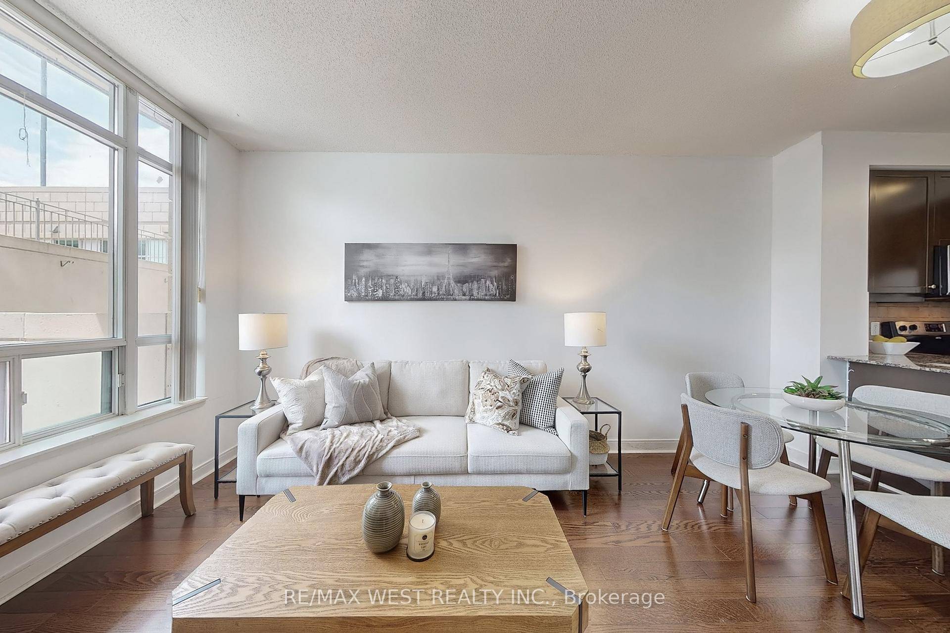 Welcome to this bright and spacious One bedroom den, with 2 bathrooms, parking and locker.