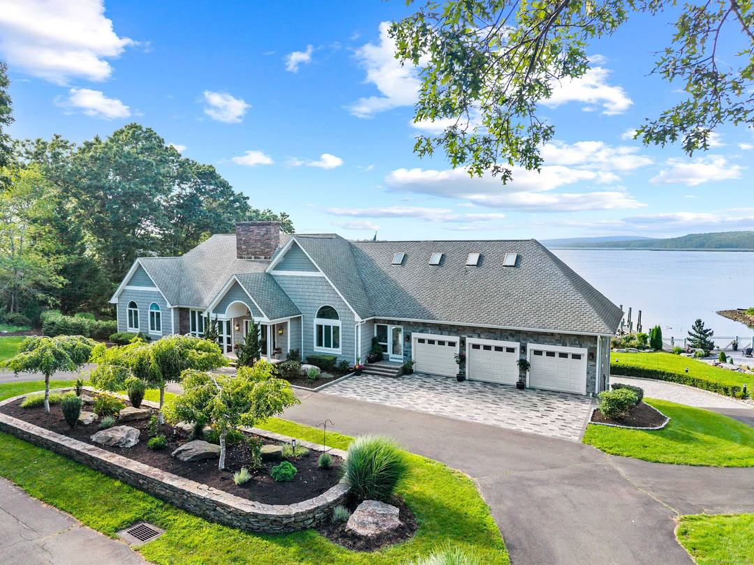 Welcome to your waterfront hidden gem !