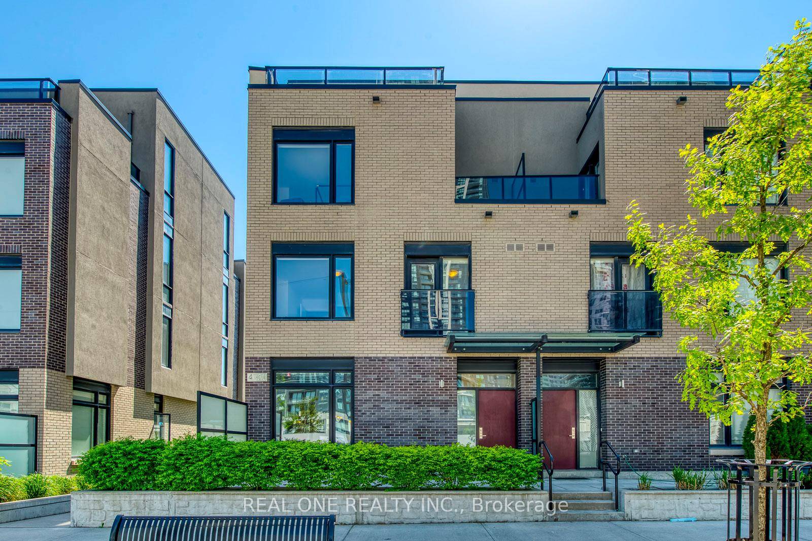 Bright amp ; Beautiful 3 Bedroom amp ; 3 Bath 3 Level Townhouse in the Heart of Downtown Mississauga !