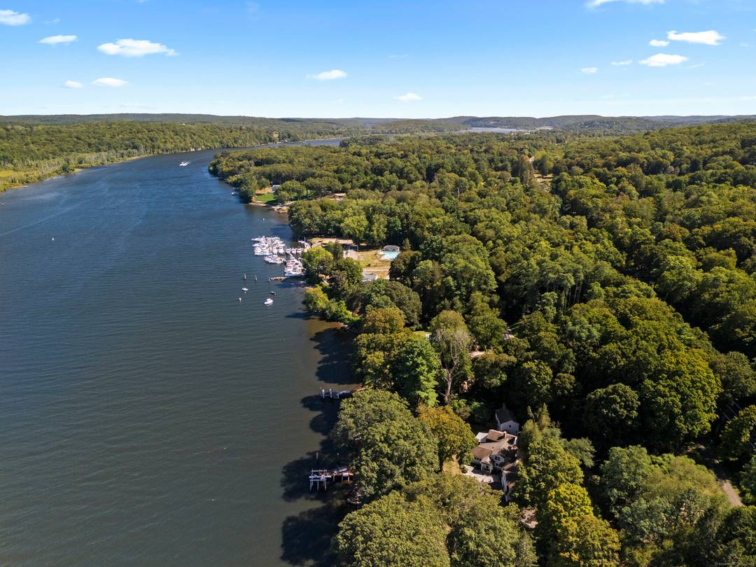 East View is a long admired Connecticut Riverfront property, a rare offering that perfectly marries historic provenance with elevated modern living.