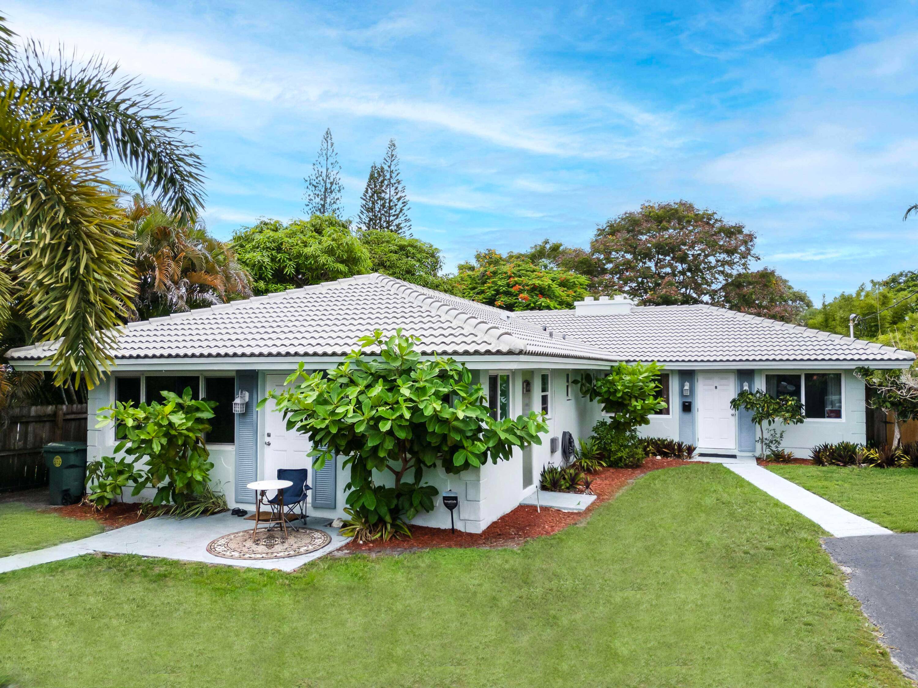 THE HOTTEST DUPLEX OPPORTUNITY IN OAKLAND PARK WALK TO FUNKY BUDDHA, NIGHTLIFE MINUTES TO THE BEACH !