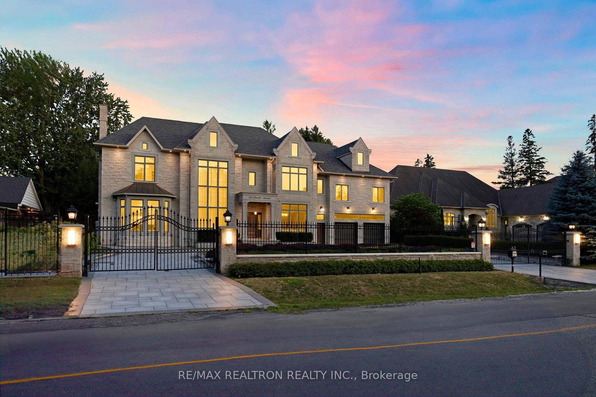 Luxurious gated estate in one of Thornhill's most prestigious neighborhoods !