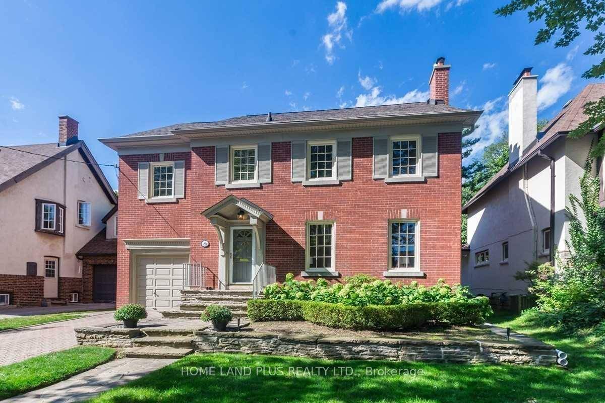 Spectacular Executive Residence In Lawrence Park.