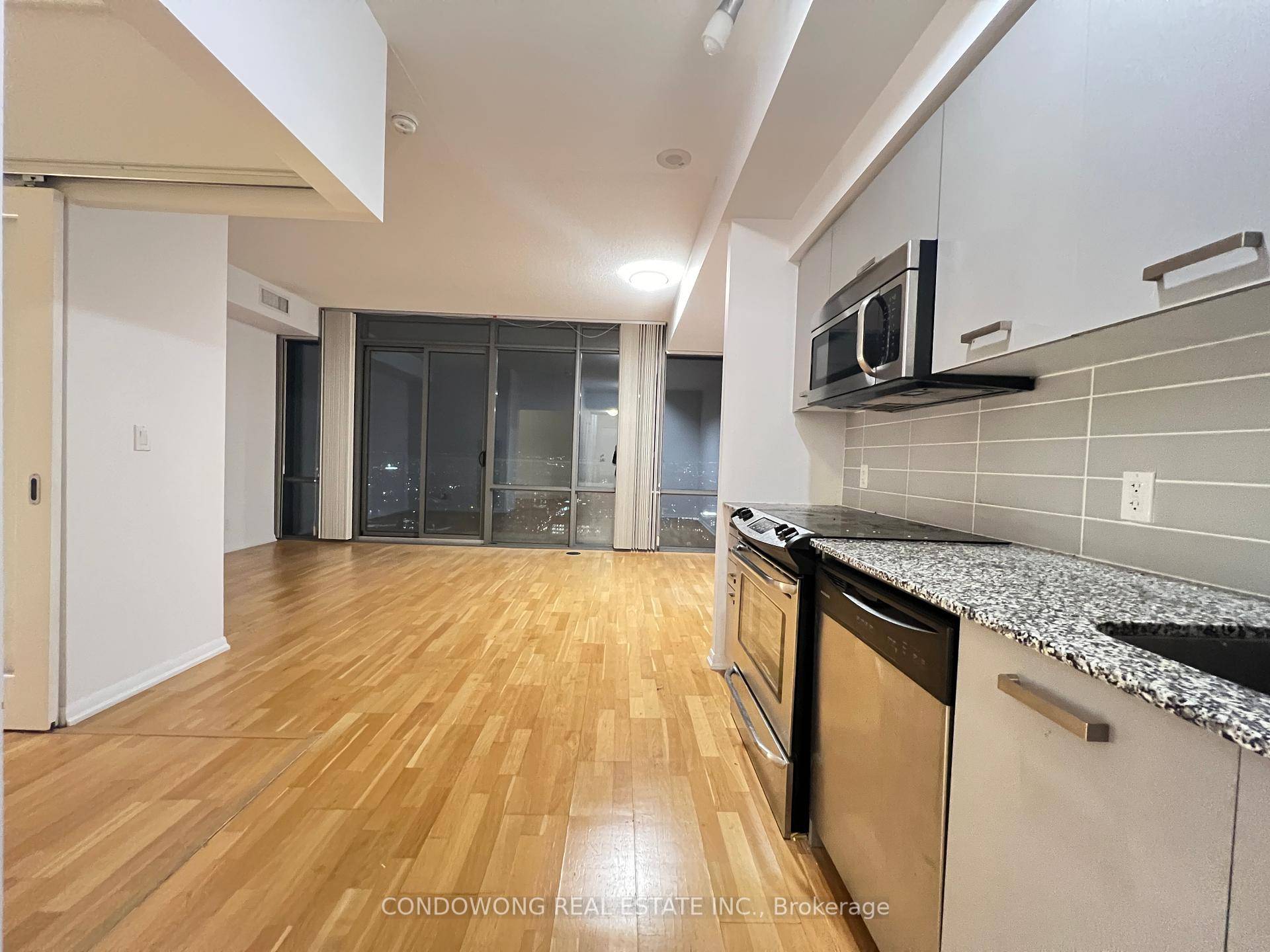 Stunning, Unobstructed City Lake View !