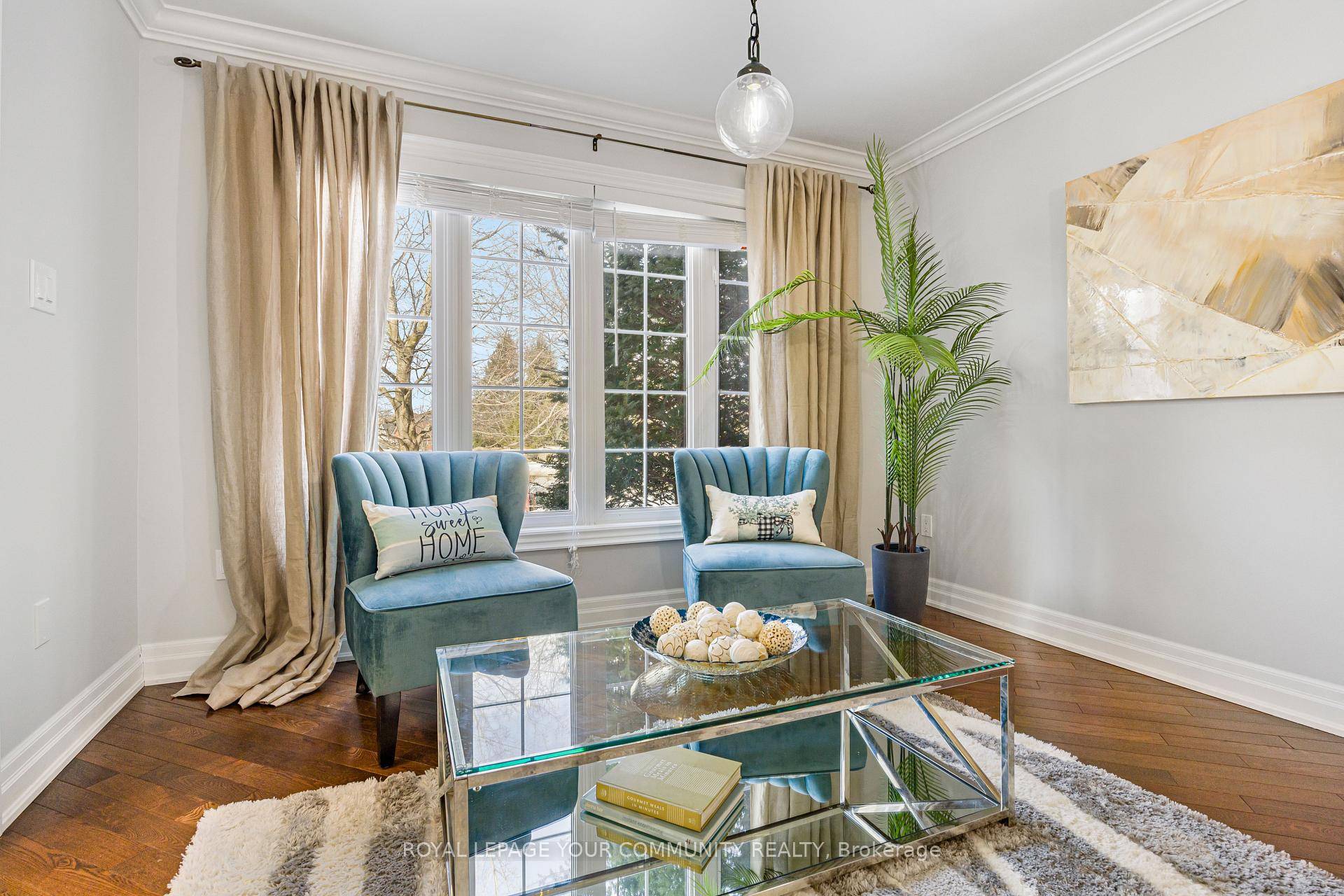 Bright and Extra Spacious Detach Home !