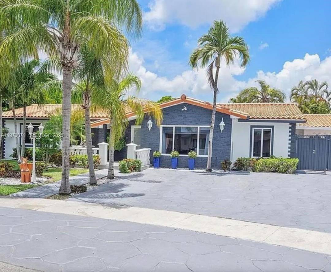 Gorgeous pool home in the heart of Kendall, Miami, just 2 3 minutes from major highways.