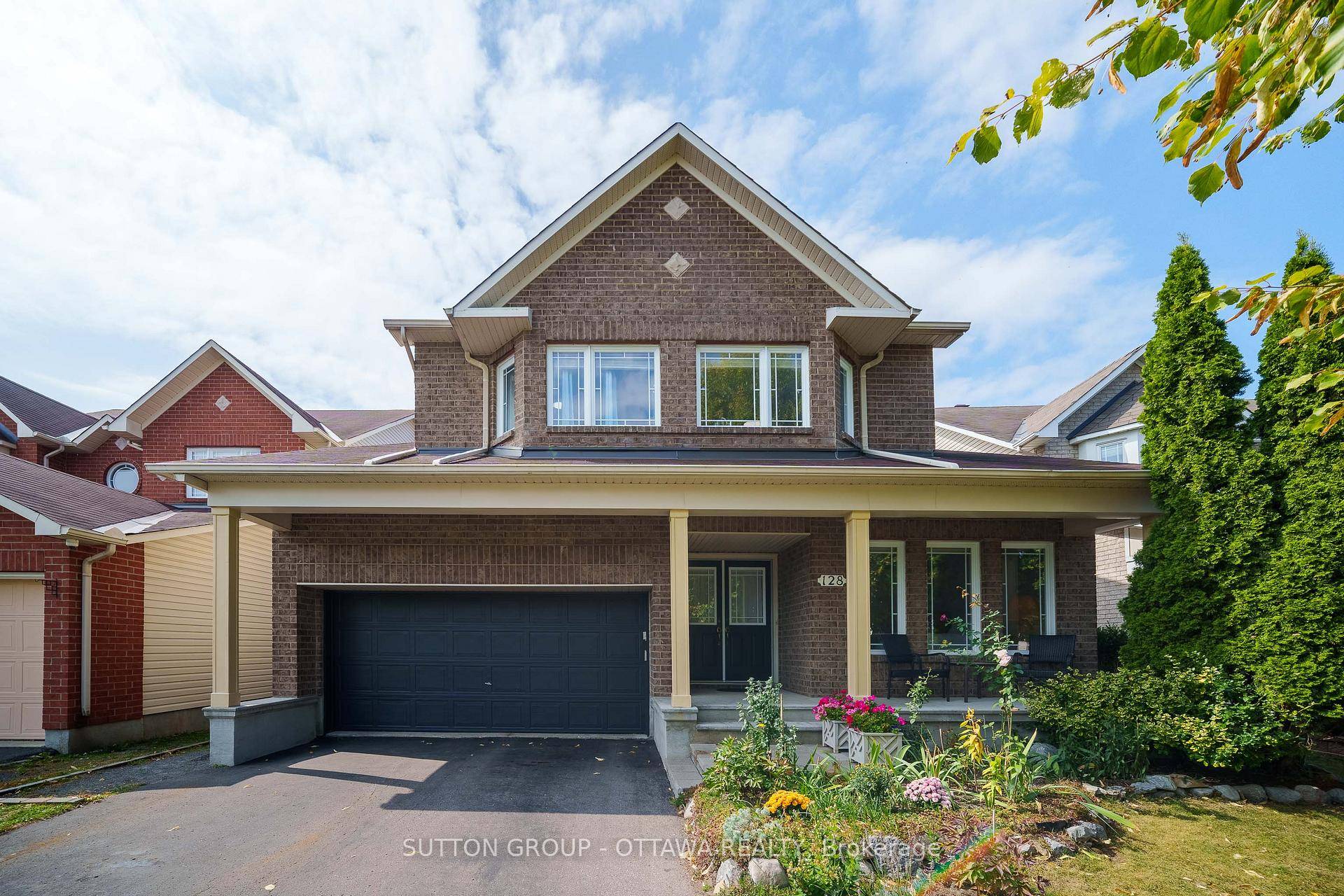 Welcome to 128 Annapolis Circle, a unique bungaloft in the heart of Hunt Club East !