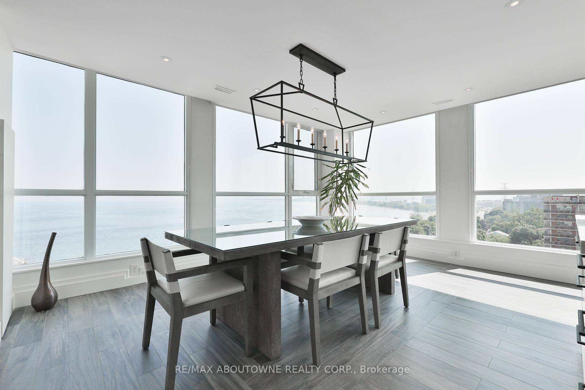 Style and sophistication abound in the heart of downtown Burlington in this stunning southwest facing corner unit offering panoramic views of Lake Ontario, Burlington Pier and Niagara Falls on a ...