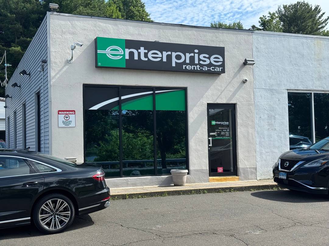 Prime Retail Location on Branford Hill.