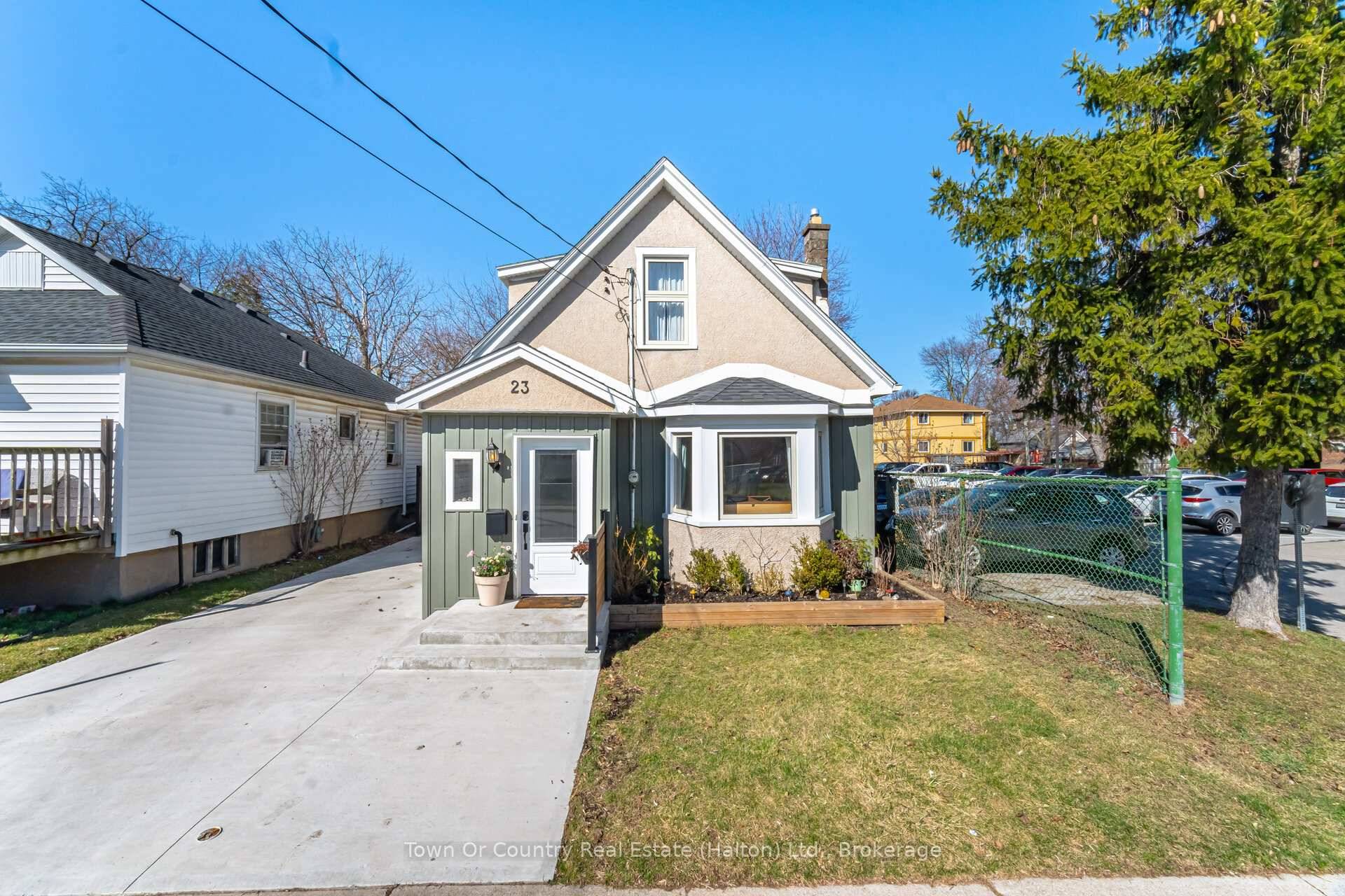 Welcome to 23 Prince Street a stylish blend of charm, light, and modern farmhouse flair !
