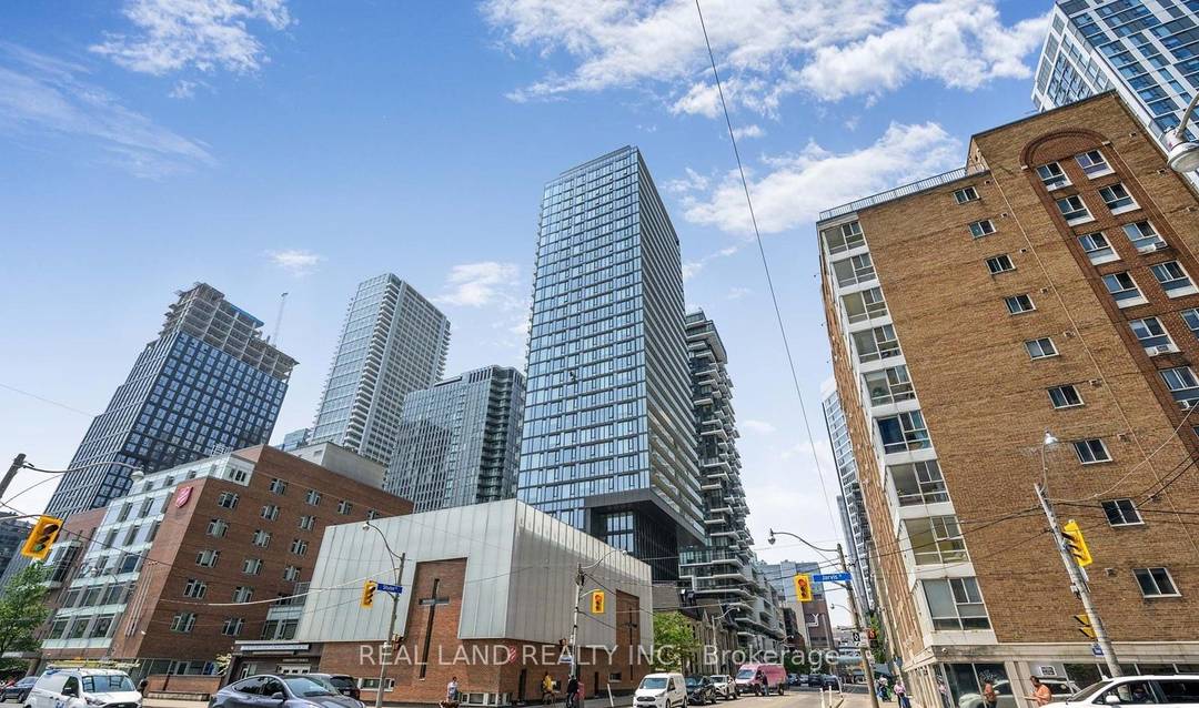 Welcome to this sun filled, bright and spacious 1 1 bedroom condo in the heart of downtown Toronto !