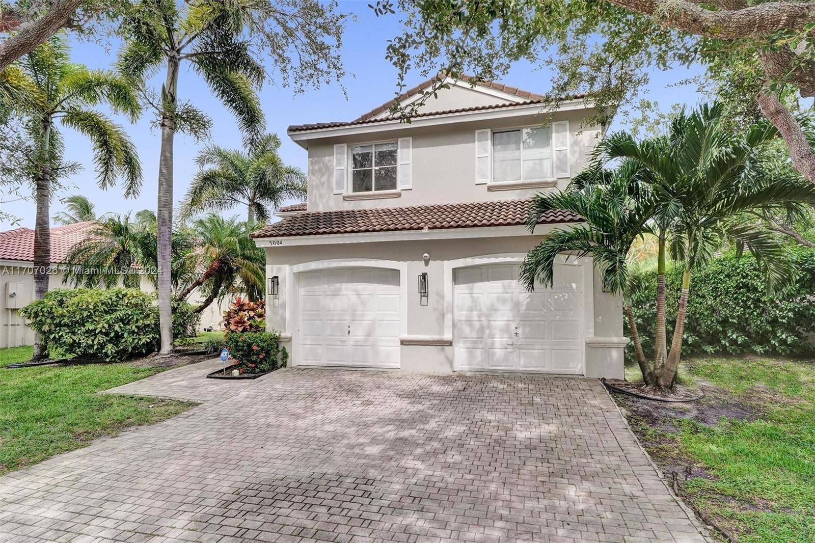Welcome to your dream home in Fort Lauderdale s prestigious Oakridge community !
