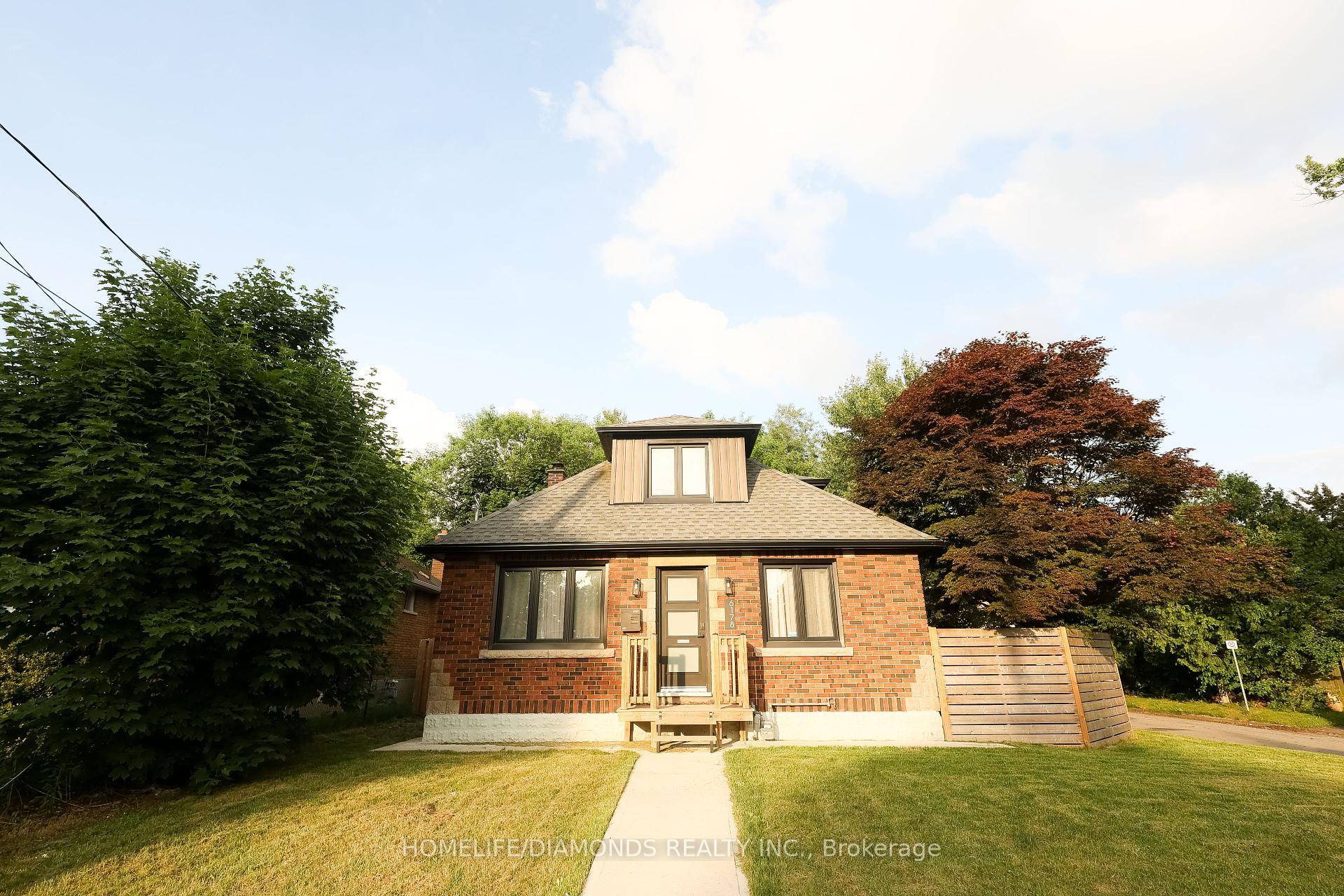 Discover the perfect blend of comfort and convenience in this stunning 4 bedroom home, featuring a spacious master bedroom and 2 modern bathrooms.