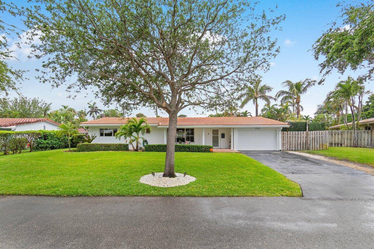 Beautiful pool home on a lovely, quiet street in Lighthouse Point !