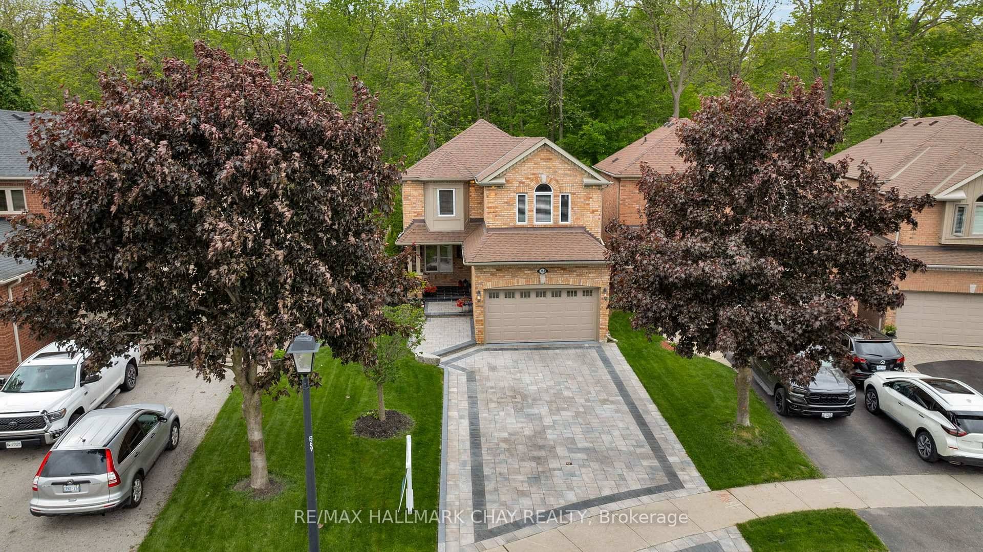 Video is a MUST watch ! WELCOME to 383 Hewitt Circle in Summerhill Estates, one of Newmarket's most sought after family centric communities.
