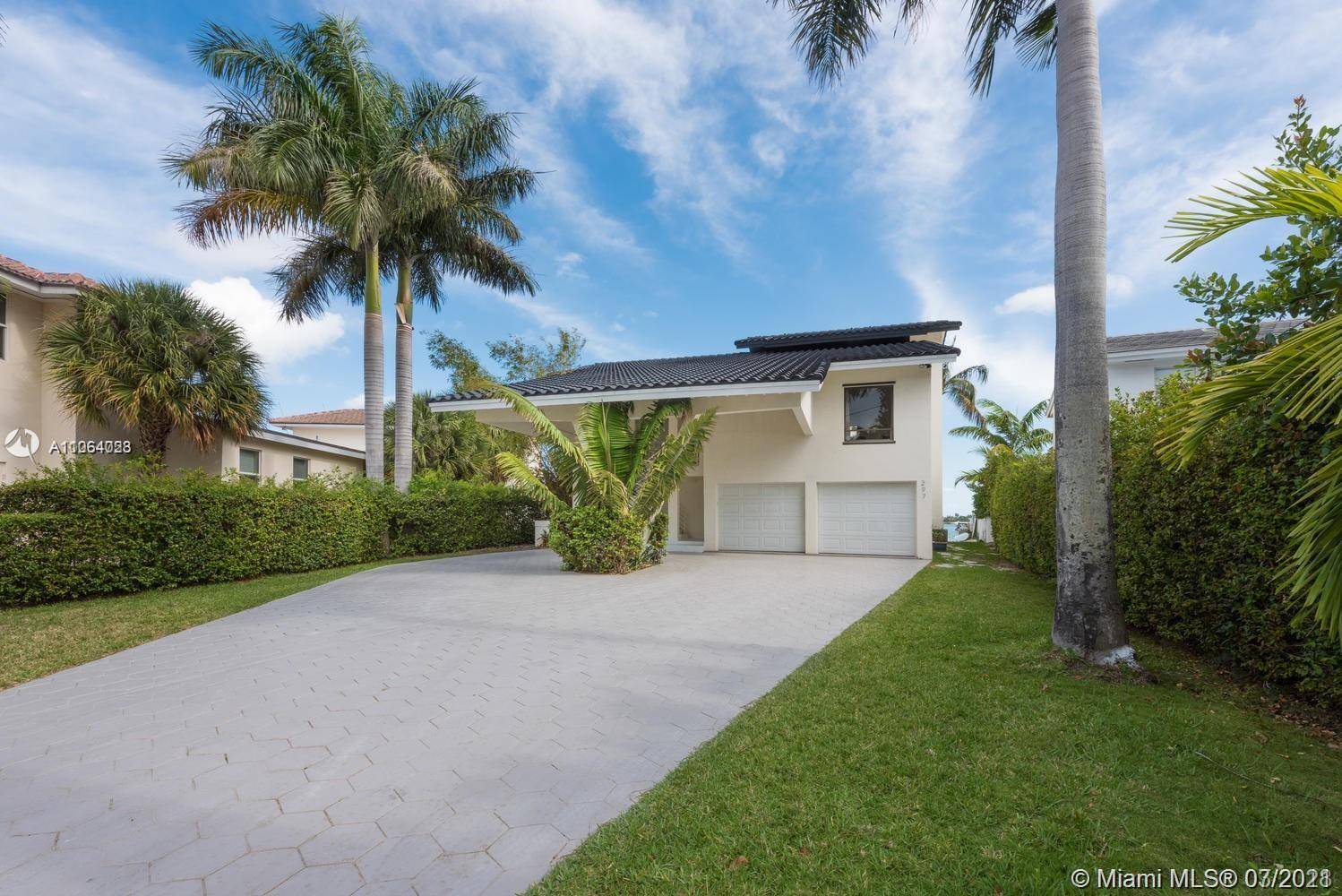 Very nice home, amazing location in Palm Island, tastefully furnished.