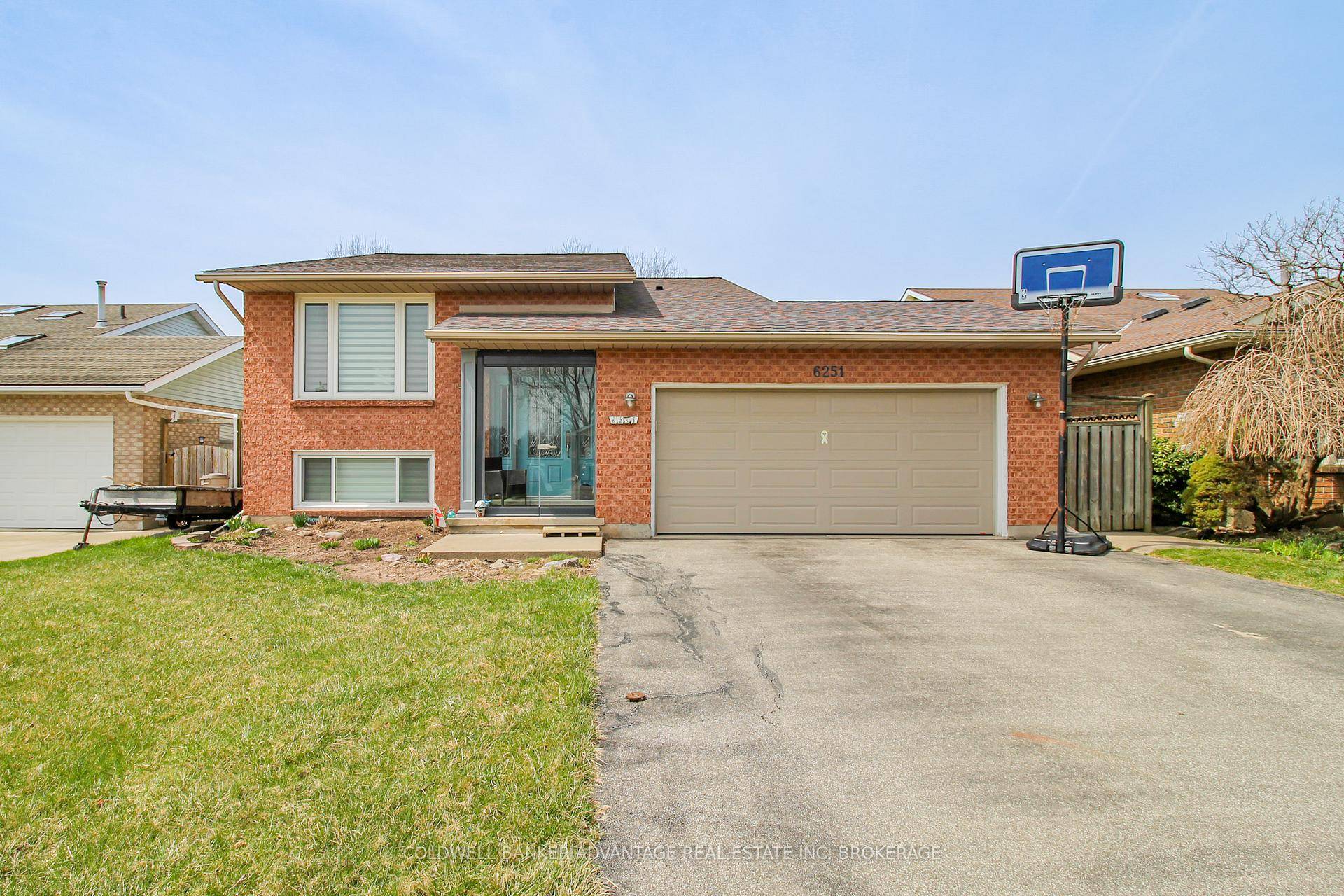 Updated bungalow in a supreme Niagara Falls community !