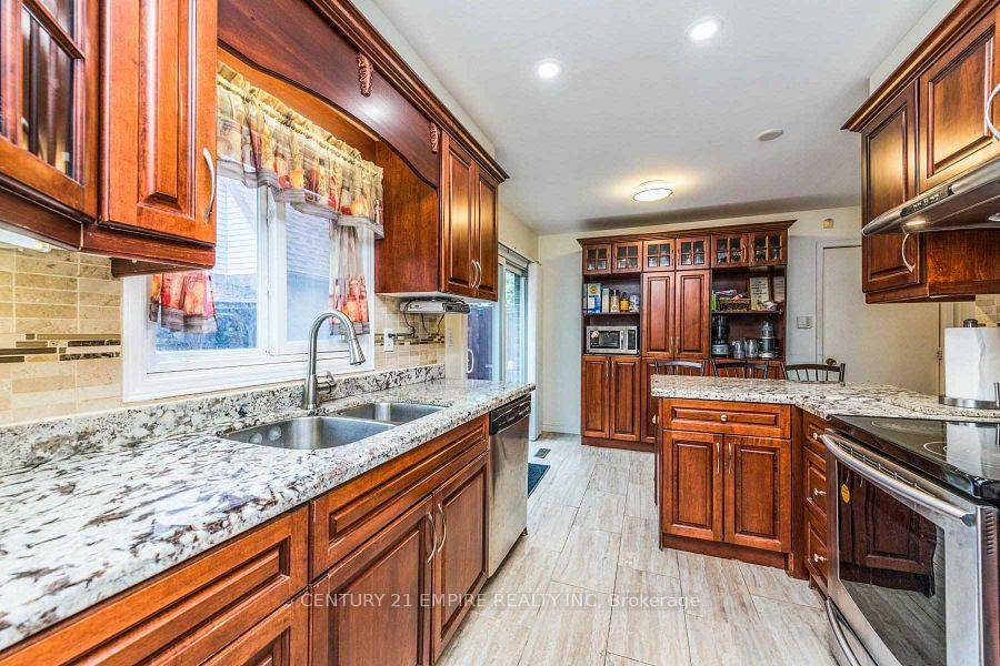 STUNNING AND BRIGHT CORNER HOUSE IN A GREAT LOCATION NEAR SHERIDAN COLLEGE VERY IMPRESSIVE LAYOUT, FULLY UPGRADED 4 BR, 2 FULL BATHROOMS PLUS 2PC WASHROOM.