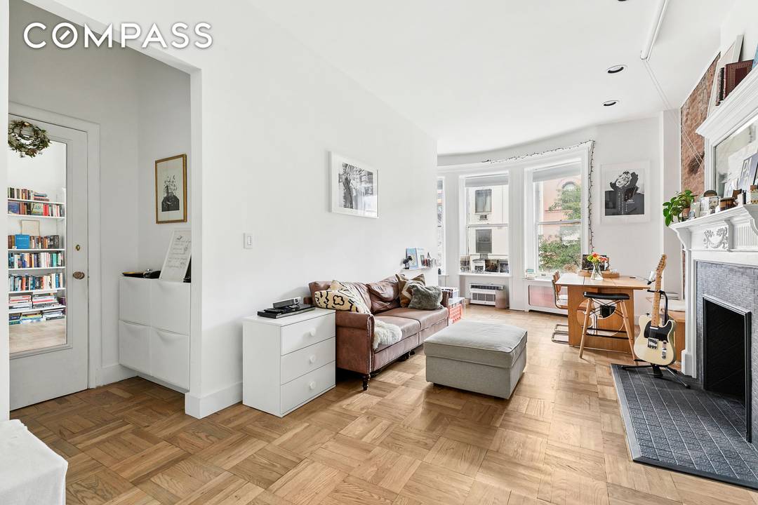 Charming 1 Bedroom Co op on the Upper West Side Discover this stunning 1 bedroom, 1 bathroom gem in the heart of Manhattan s Upper West Side, located on a ...