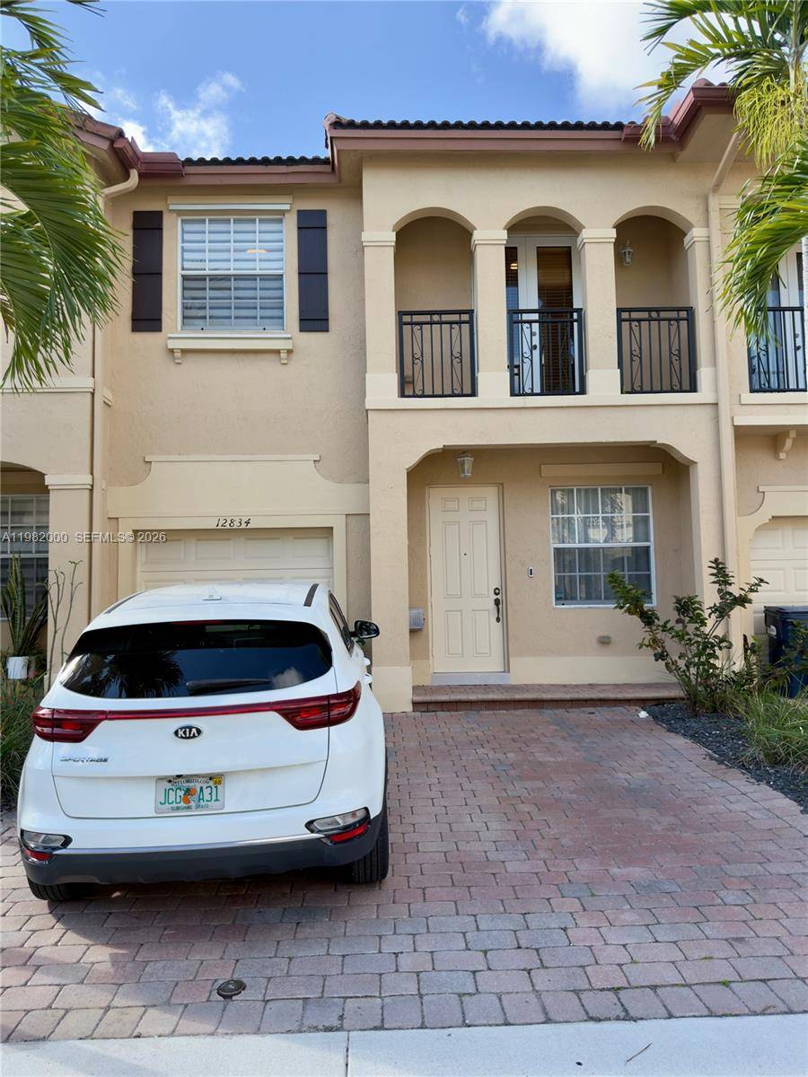 Beautiful 3BR 2. 5BA townhome in Tuscany.