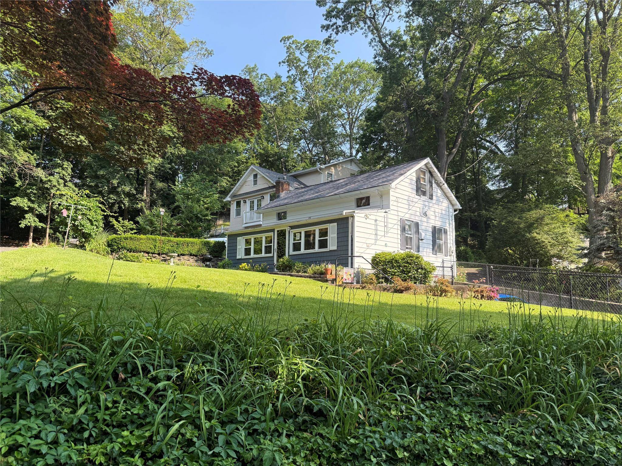1 Family Cape Cod home comes with Beach and mooring rights.