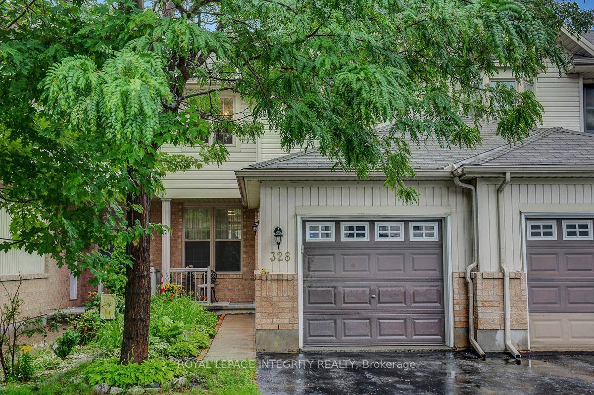 Come see this beautiful 3 bedroom townhouse in South March.